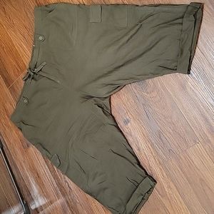 TORRID 28 GREEN CAPRI PANTS. TIE AT WAIST.